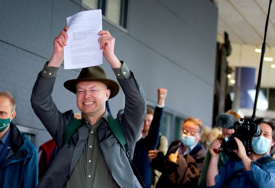 The picture shows the managing director of Milieudefensie after the successful trial.