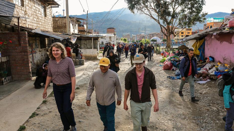 Roda Verheyen, Saúl Luciano Lliuya und Noah Walker-Crawford beim Ortsbesuch in Huaraz