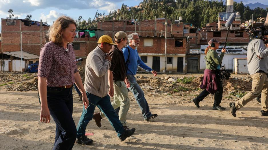 Roda Verheyen, Saúl Luciano Lliuya, Noah Walker-Crawford und Christoph Bals beim Ortstermin in Huaraz