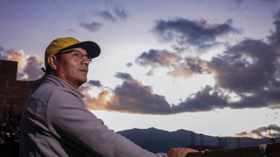 Saúl Luciano Lliuya está en el tejado de su casa y mira hacia la Cordillera Blanca.