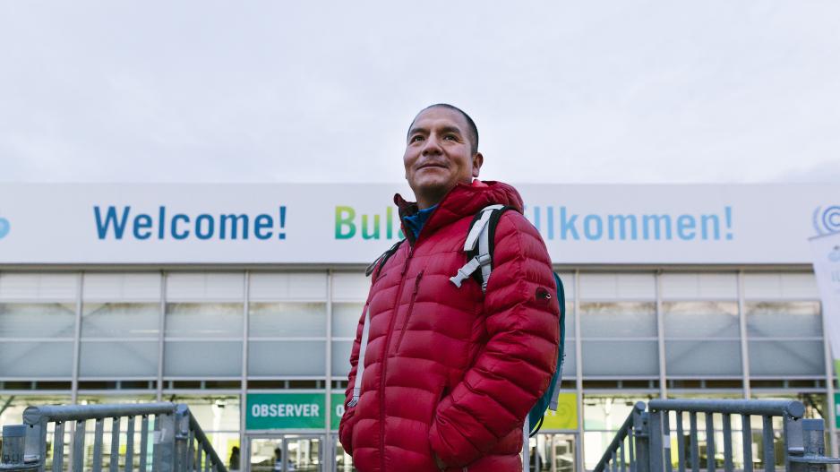 Saúl Luciano Lliuya vor dem Eingang der COP