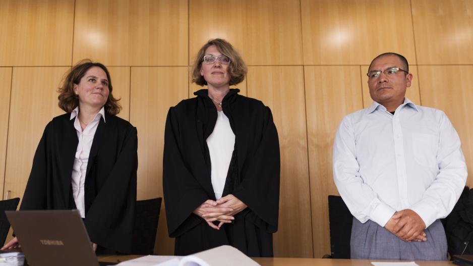 Saúl Luciano Lliuya mit den Rechtsanwältinnen Dr. Roda Verheyen und Clara Goldmann beim Oberlandesgericht Hamm zur Klimaklage gegen RWE.