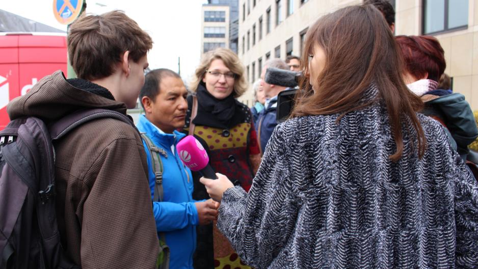 Saúl Luciano Lliuya gibt ein Interview im Vorfeld einer gerichtlichen Verhandlung