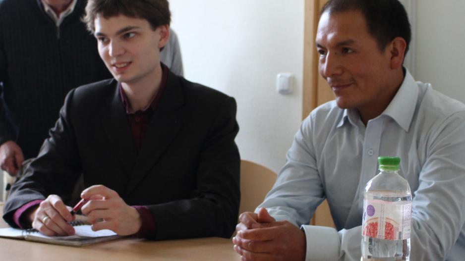 Saúl Luciano Lliuya und Noah Walker-Crawford bei mündlicher Verhandlung in Hamm