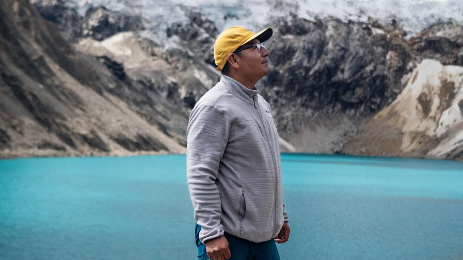 Saúl Luciano Lliuya vor der Lagune Palcacocha