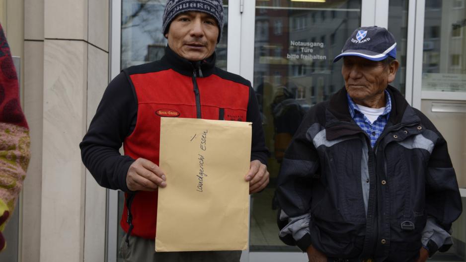 Saúl Luciano Lliuya and his father filing the lawsuit at the Essen District Court on November 24, 2015