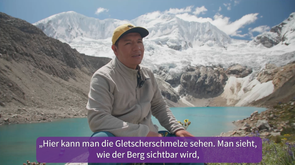 Screenshot aus einem Interview mit Saúl Luciano Lliuya, der vor der Lagune Palcacocha sitzt