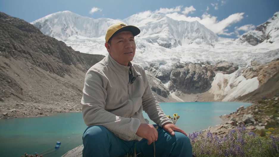 Captura de pantalla de una entrevista a Saúl Luciano Lliuya sentado frente a la laguna de Palcacocha