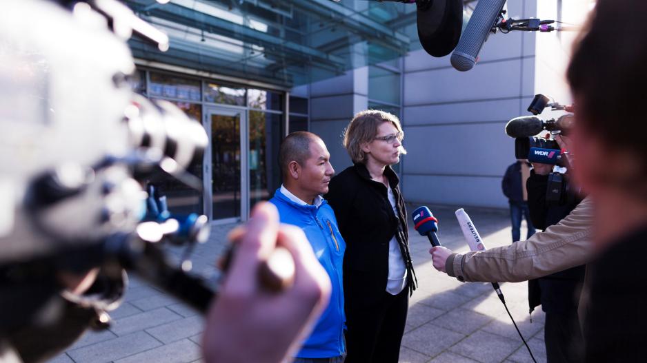 Roda Verheyen und Saúl Luciano Lliuya vor dem Oberlandesgericht Hamm