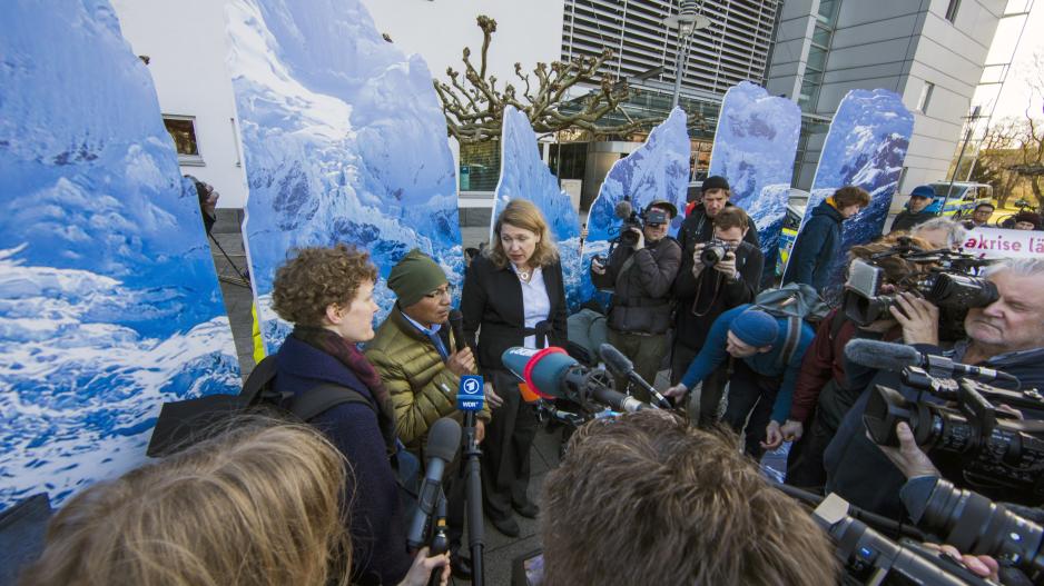 Großer Medienandrang bei den Pressestatements vor dem OLG Hamm