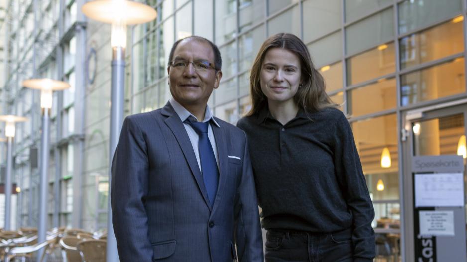 Saúl Luciano Lliuya mit Luisa Neubauer im Gebäude des OLG Hamm