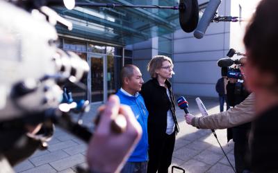 Roda Verheyen und Saúl Luciano Lliuya vor dem Oberlandesgericht Hamm