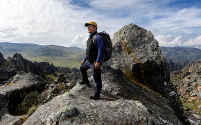 Saúl auf den Hatun Machay Felsen